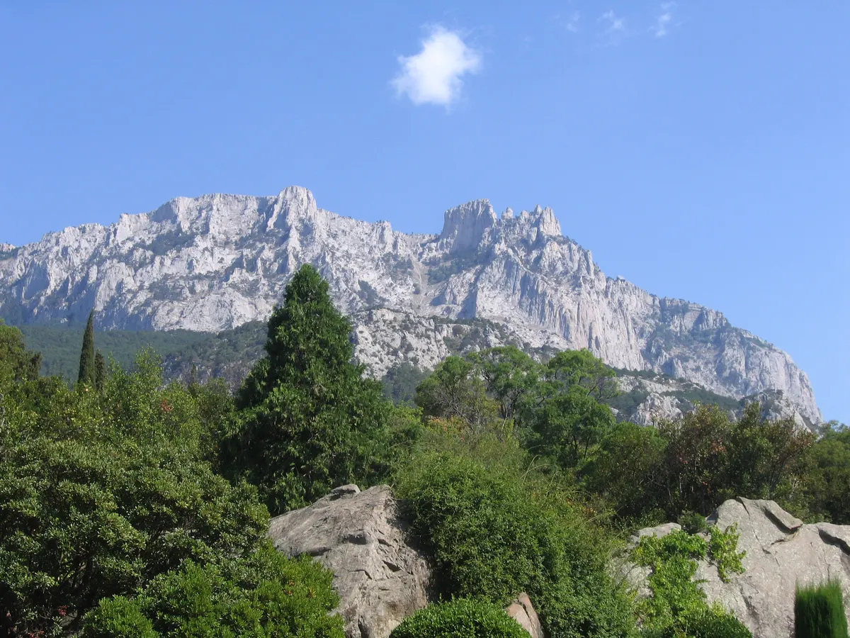 Скальные вершины Ай-Петри и лесистые склоны горного Крыма