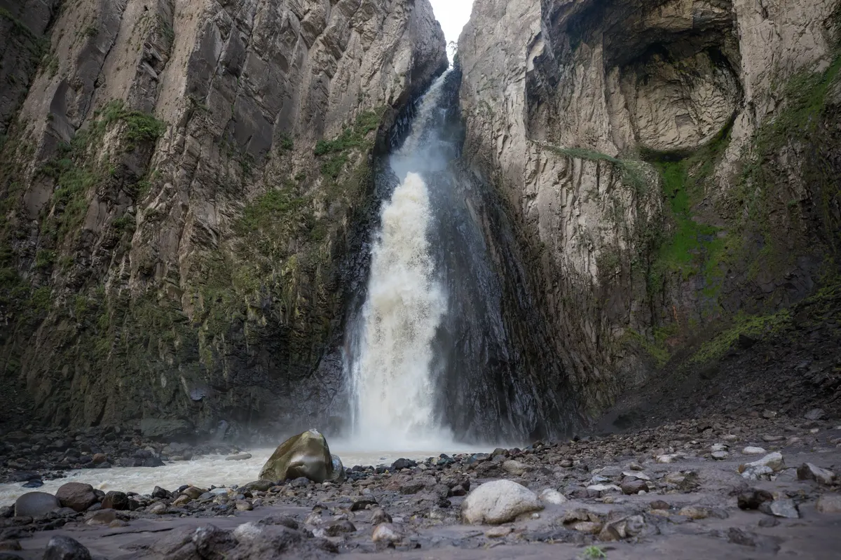 Водопад Каракая-Су между высокими скальными стенами