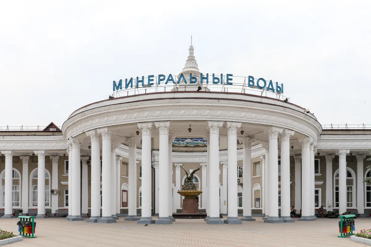 Фасад железнодорожного вокзала Минеральных Вод со стороны площади